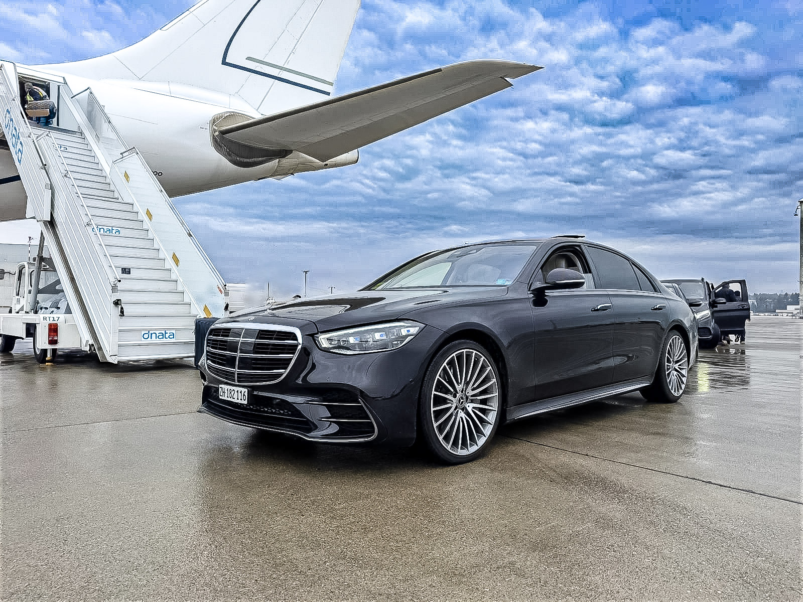 Mercedes S-Klasse vor Privatjet am Flughafen Zürich