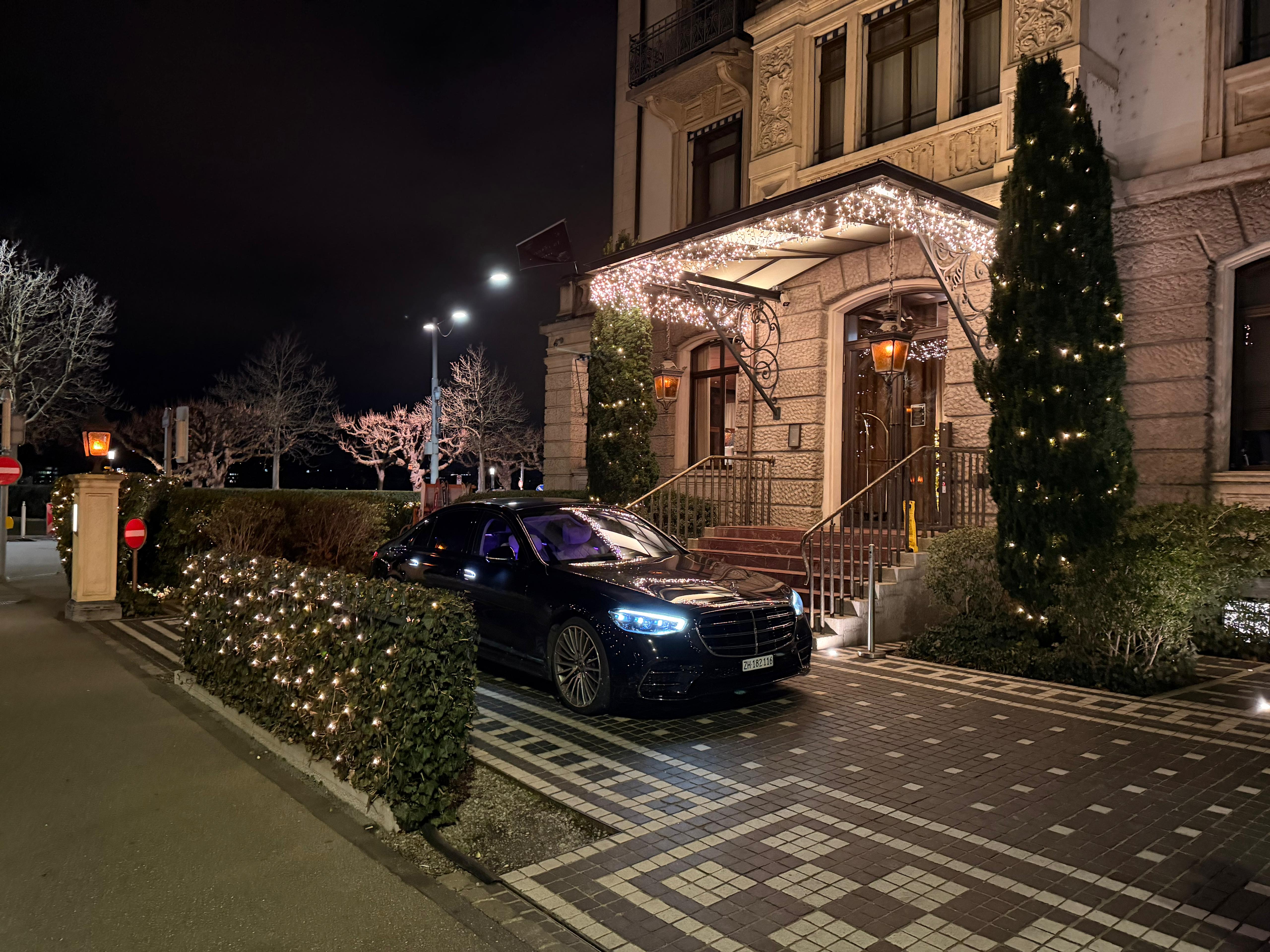 Luxury Limo Zürich S-Klasse vor Privatjet